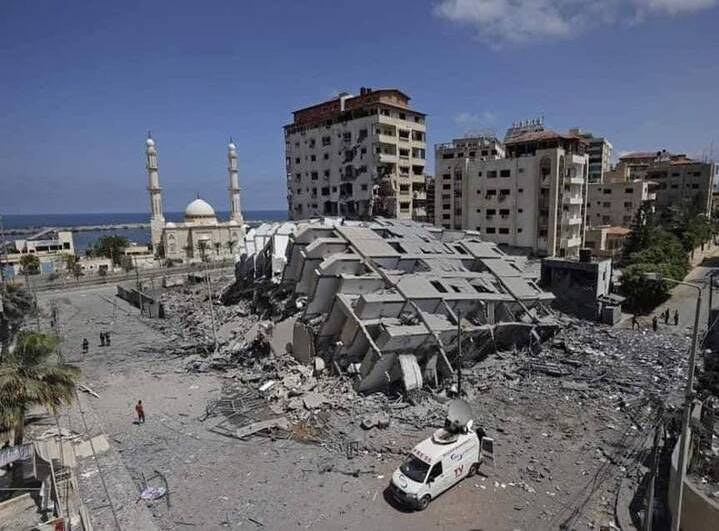 ریزش برج مسکونی بر اثر اصابت موشک اسرائیلی‌ها + عکس
