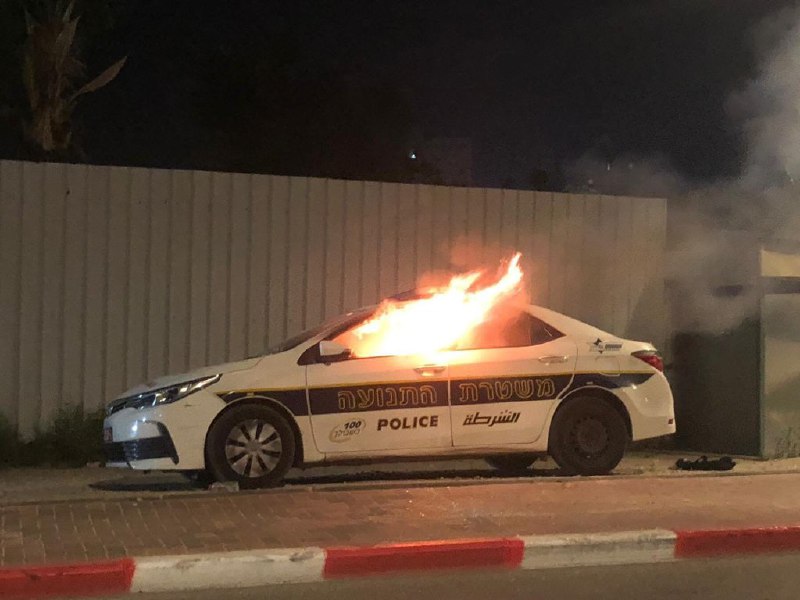 خودروی پلیس رژیم صهیونیستی در شعله های آتش + عکس