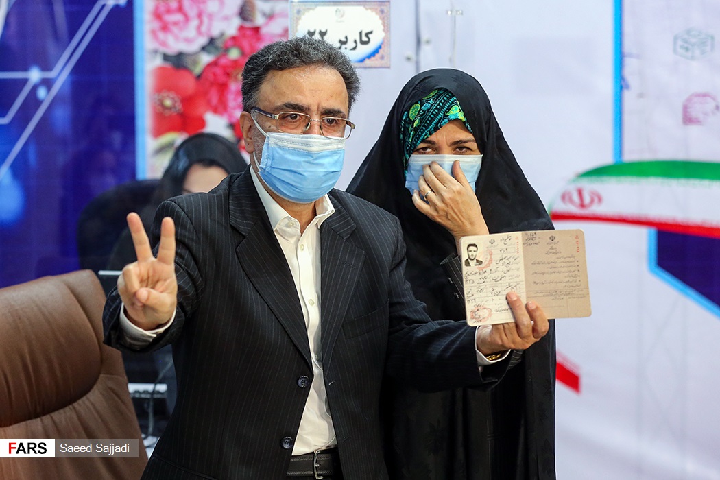 ژست پیروزی تاج زاده پس از ثبت نام در انتخابات + عکس