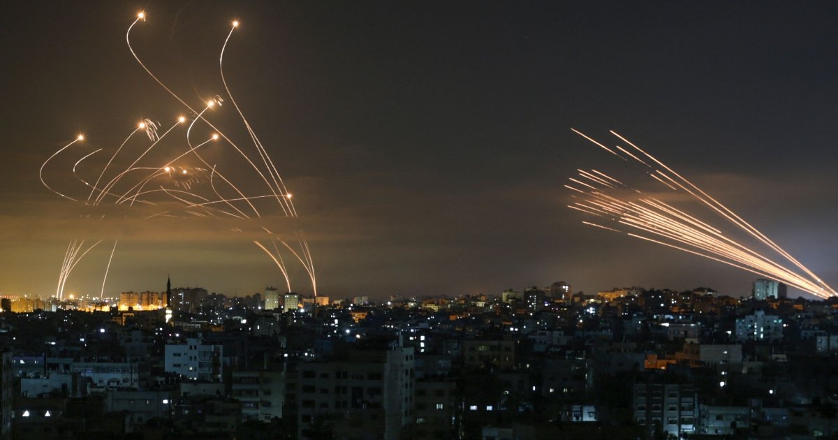 عکس جالب و عجیبی از تقابل گنبد آهنین و موشک های غزه + عکس