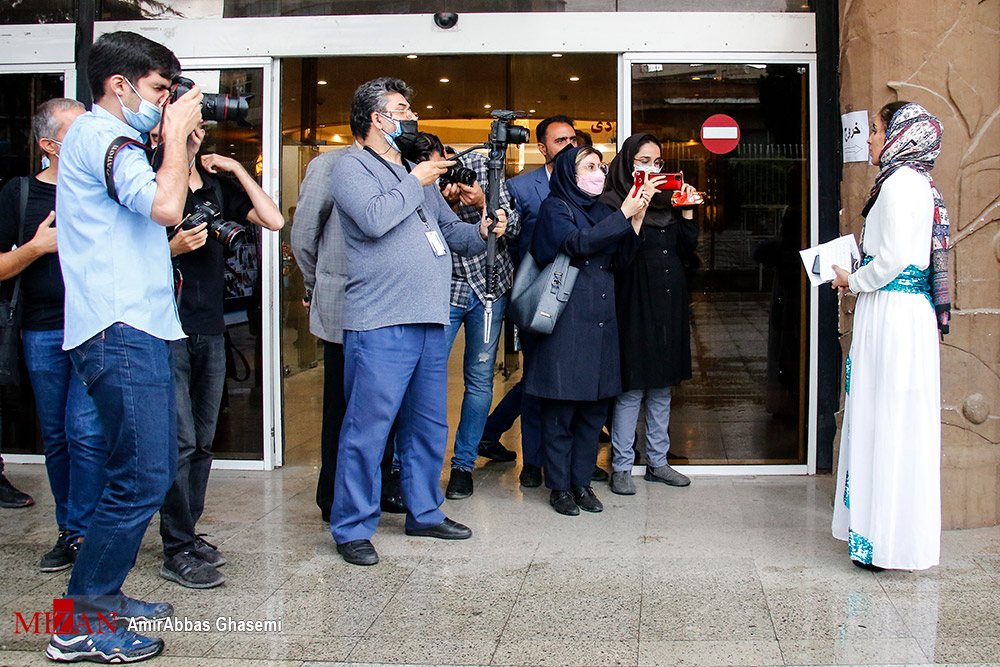  پوشش متفاوت خانم جوانی که داوطلب کاندیداتوری ریاست جمهوریست + عکس