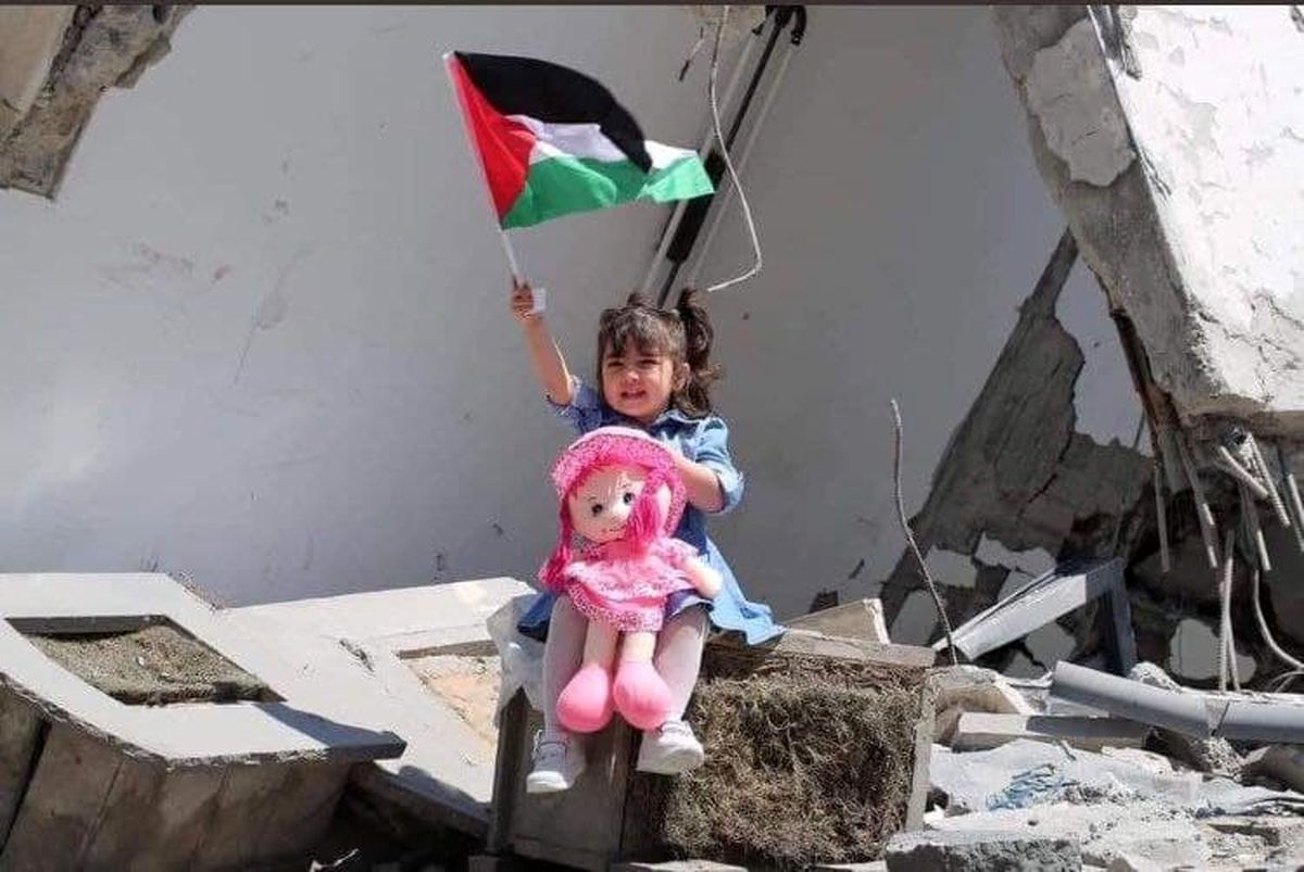 ‏تصویر دلخراش کودک غزه ای در میان خرابه ها