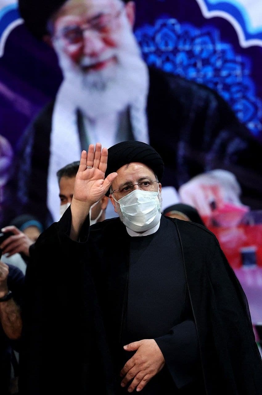 عکس خبرگزاری فرانسه از ثبت نام آیت الله رئیسی در انتخابات