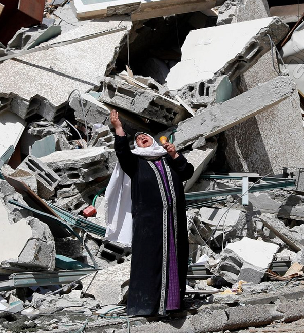  آه مادر فلسطینی مقابل ویرانه های خانه اش + عکس