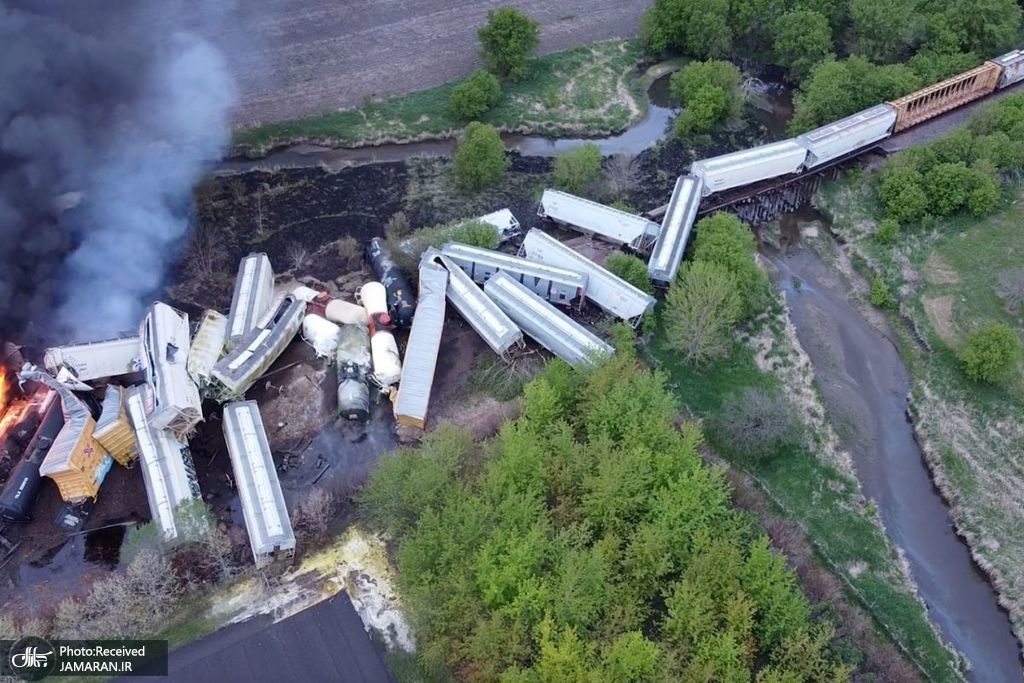خارج شدن قطار حامل مواد خطرناک از خط + عکس