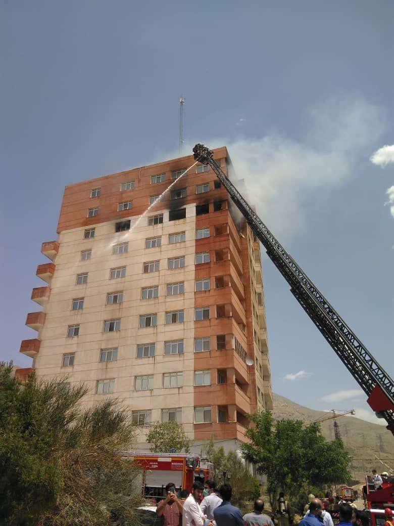 حادثه آتش سوزی گسترده در یک برج مسکونی + عکس