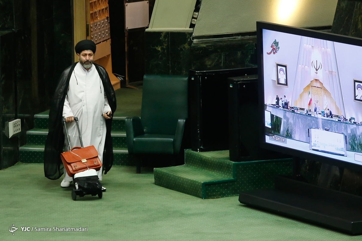 وضعیت جسمی خاص یک نماینده مجلس در صحن علنی + عکس