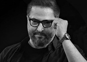 پدر زنده یاد مهرداد میناوند بر سر مزار پسرش + عکس