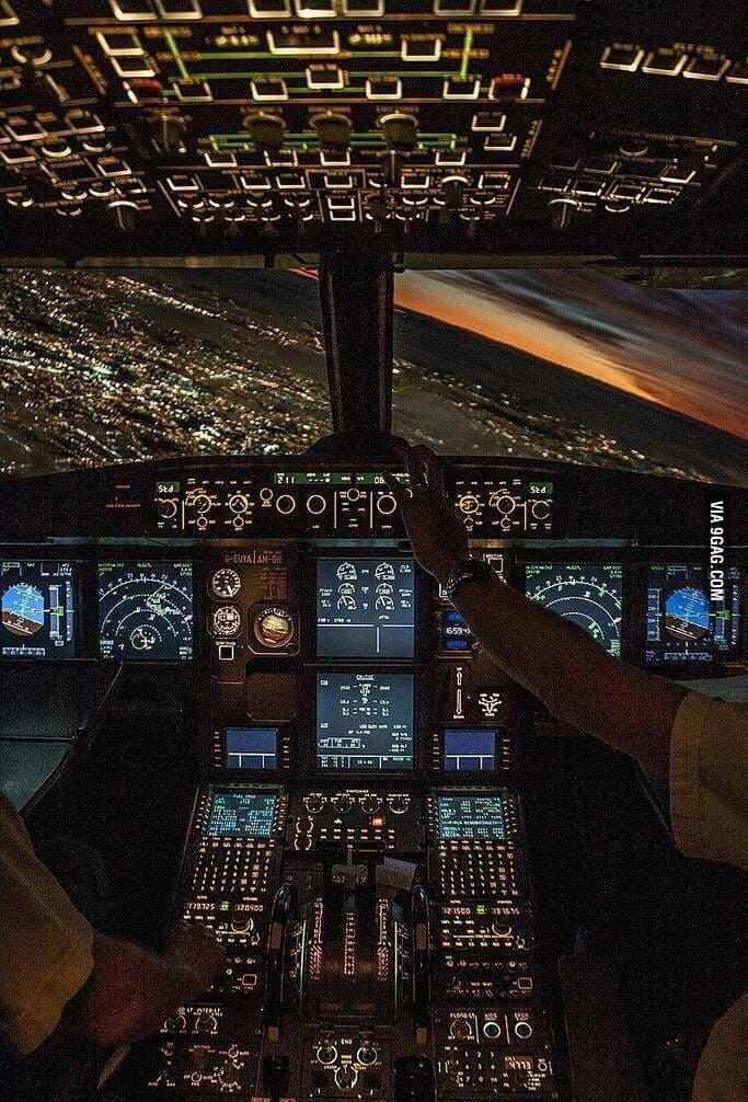تصویری حیرت انگیز از داخل کابین هواپیما در شب + عکس