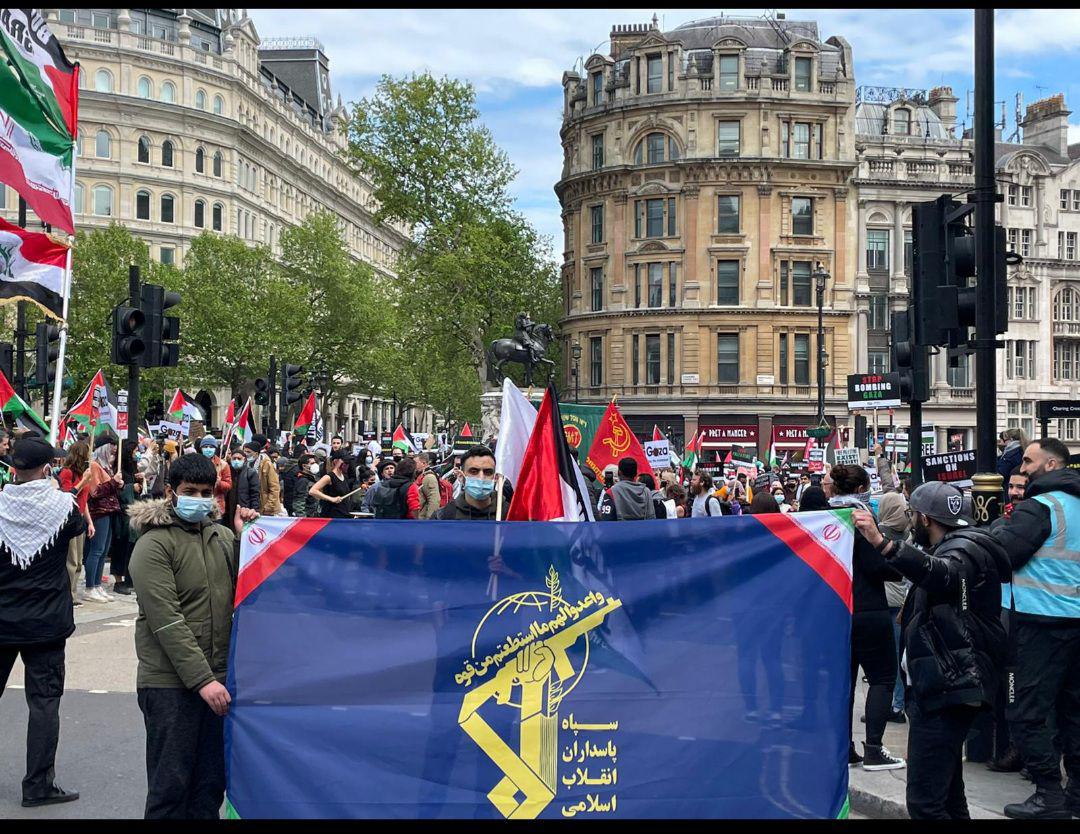 اهتزاز پرچم سپاه در لندن + عکس