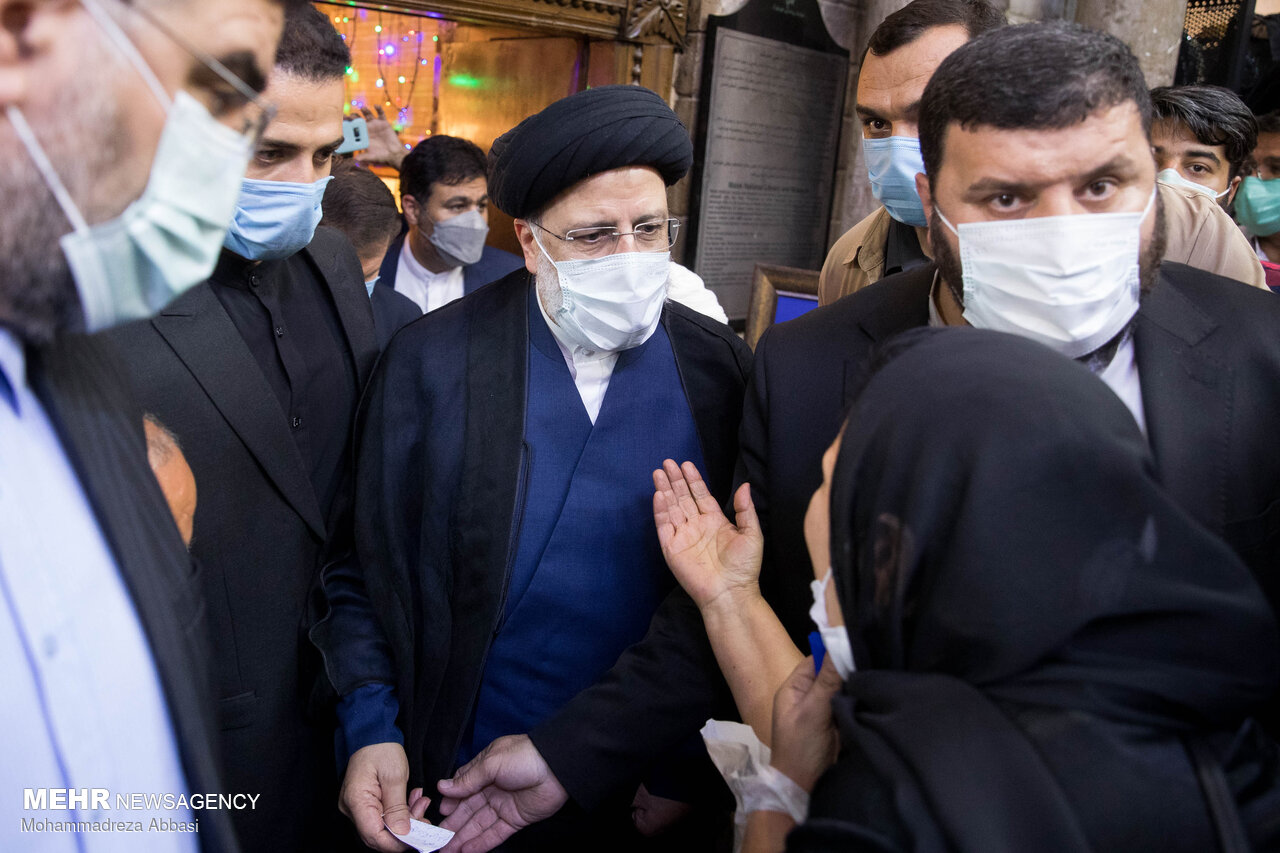 آیت الله رئیسی پای درد دل مردم در بازار تهران + عکس
