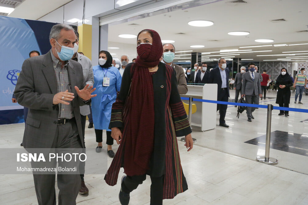 بازدید نماینده سازمان جهانی بهداشت از مرکز واکسیناسیون کووید-۱۹ در ایران‌مال + عکس
