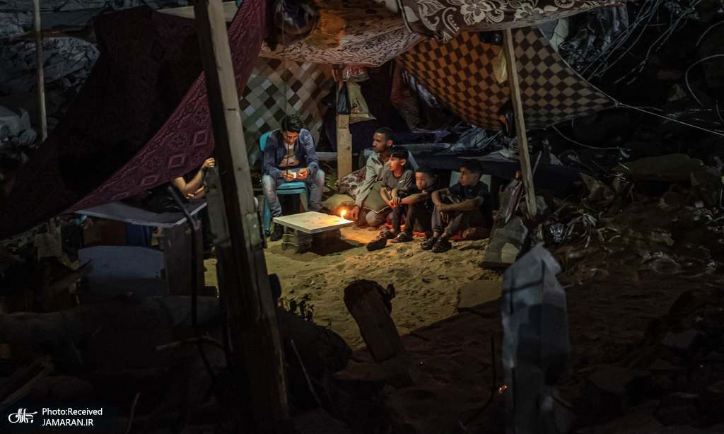 زندگی یک خانواده فلسطینی زیر چادر و در کنار خانه ویران شده + عکس