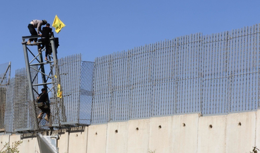 نصب پرچم حزب الله لبنان در مرز لبنان و سرزمین های اشغالی + عکس