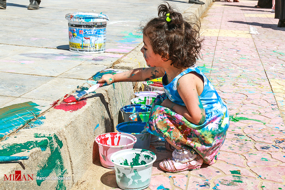 رنگ آمیزی و نقاشی دیوار توسط کودکان اوتیسم در آبادان + عکس