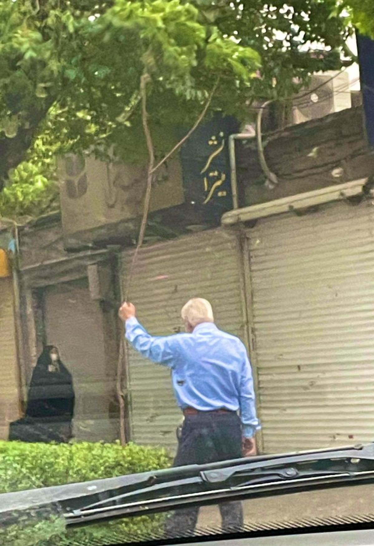 حرکت شوکه کننده مرد تهرانی در خیابان +عکس