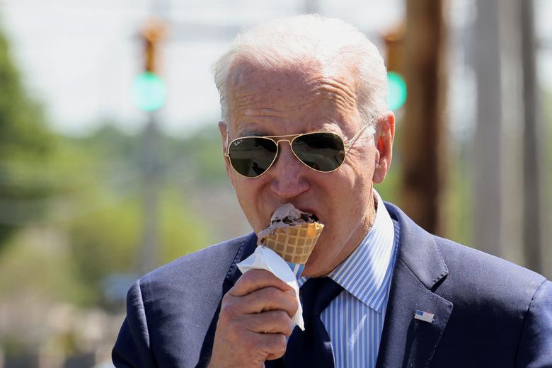 بستنی خوردن رئیس جمهور آمریکا + عکس