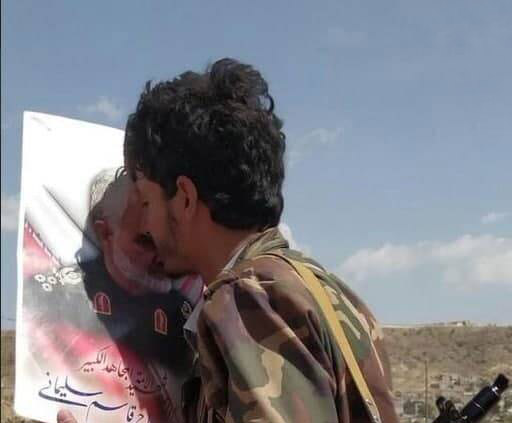 بوسیدن عکس شهید سلیمانی توسط رزمنده یمنی + عکس