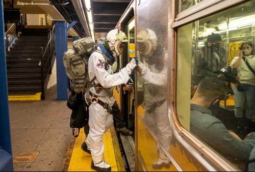 مردی با لباس فضانوردی در ایستگاه متروی شهر نیویورک آمریکا! + عکس