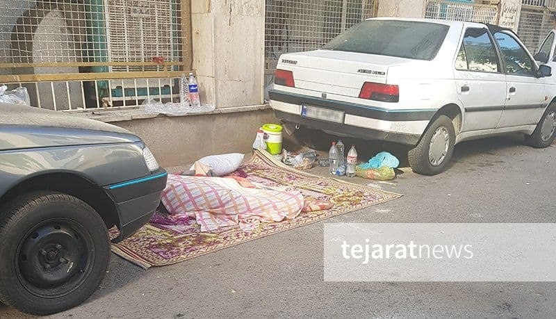 روایت خیابان‌خوابی همراهان بیمار در تهران + عکس