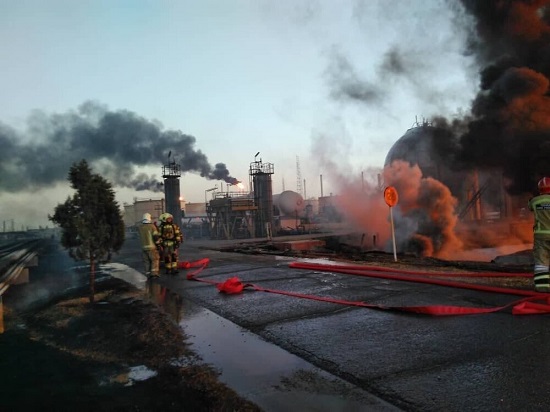 آتش سوزی در پالایشگاه تهران و تلاش برای مهار آن+عکس