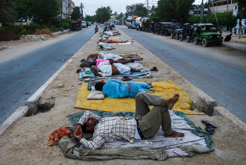 خواب بی خانمان های شهر کراچی وسط خیابان + عکس
