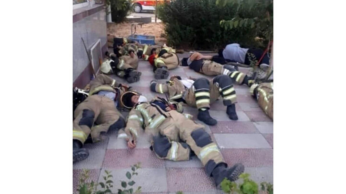 خستگی آتش نشانان عملیات اطفای حریق پالایشگاه تهران + عکس