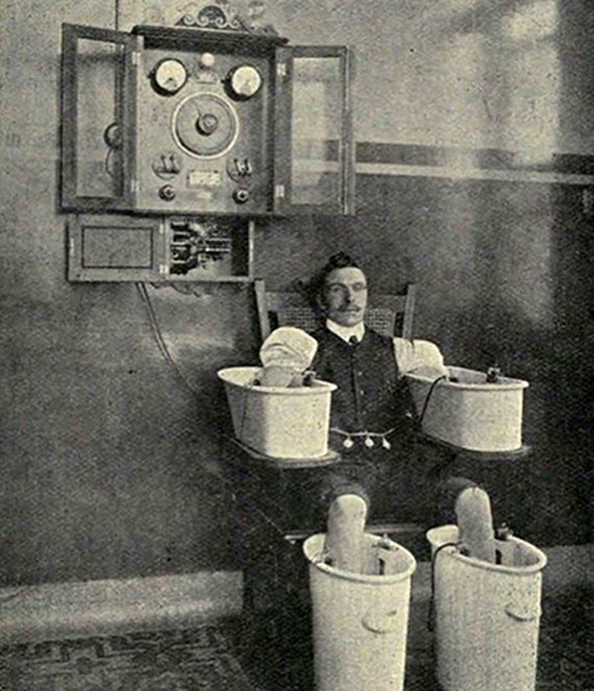 روش عجیب برای درمان روماتیسم+عکس