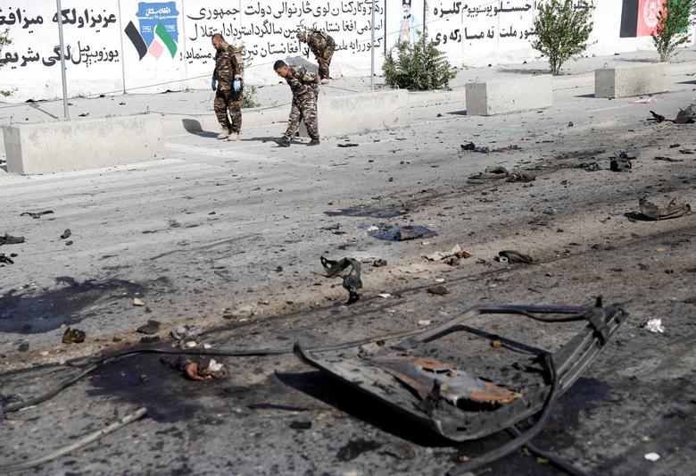 بازرسی محل انفجار در کابل توسط نیروهای امنیتی افغانستان + عکس