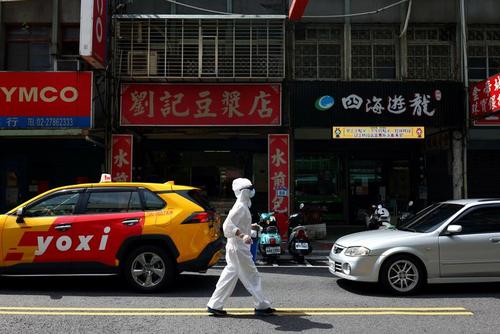پیاده روی با لباس محافظ از ویروس کرونا در تایوان + عکس
