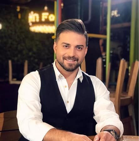 لحظه تزریق واکسن کرونای ایرانی به بابک جهانبخش +عکس