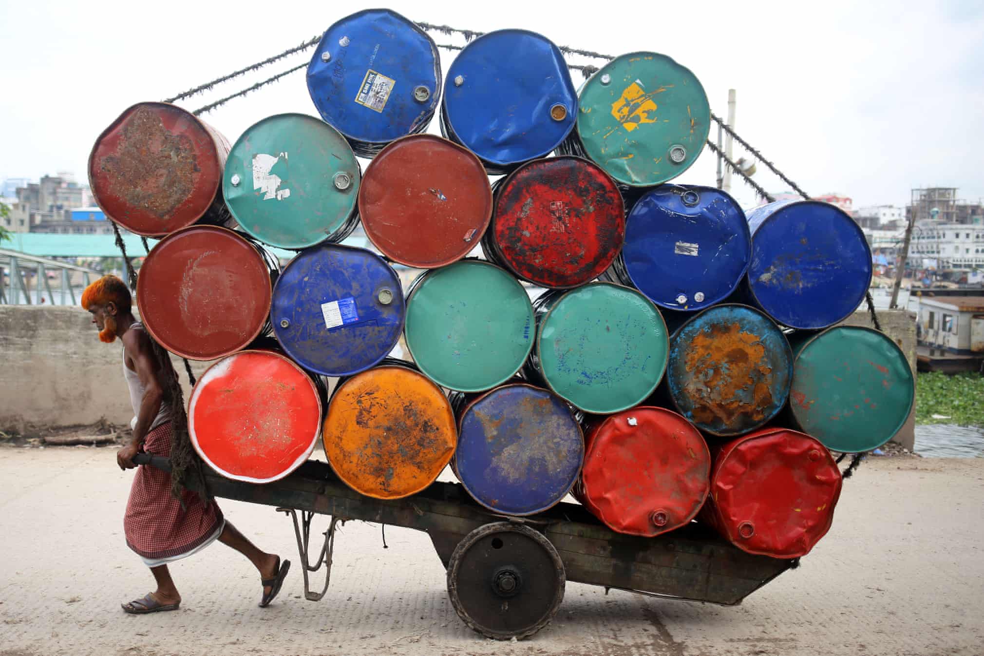 حمل انبوه بشکه های نفت در شهر داکا بنگلادش + عکس