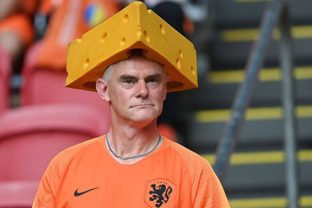تصویری جالب از هوادار تیم ملی هلند با کلاه پنیری! + عکس