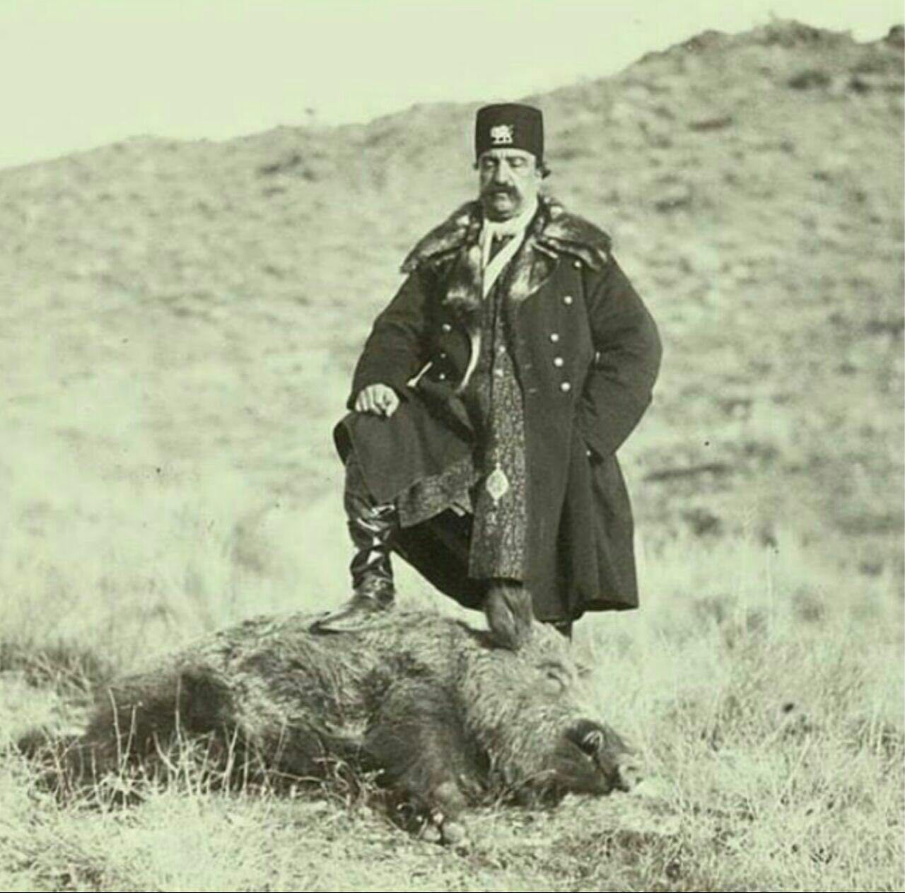 تصویری کمیاب از شکار گراز توسط ناصرالدین شاه + عکس