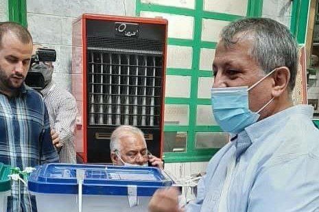 محسن هاشمی با دست شکسته پای صندوق رای + عکس