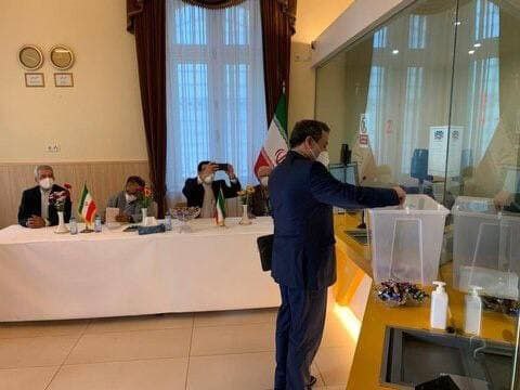 سید عباس عراقچی در اتریش رای داد + عکس