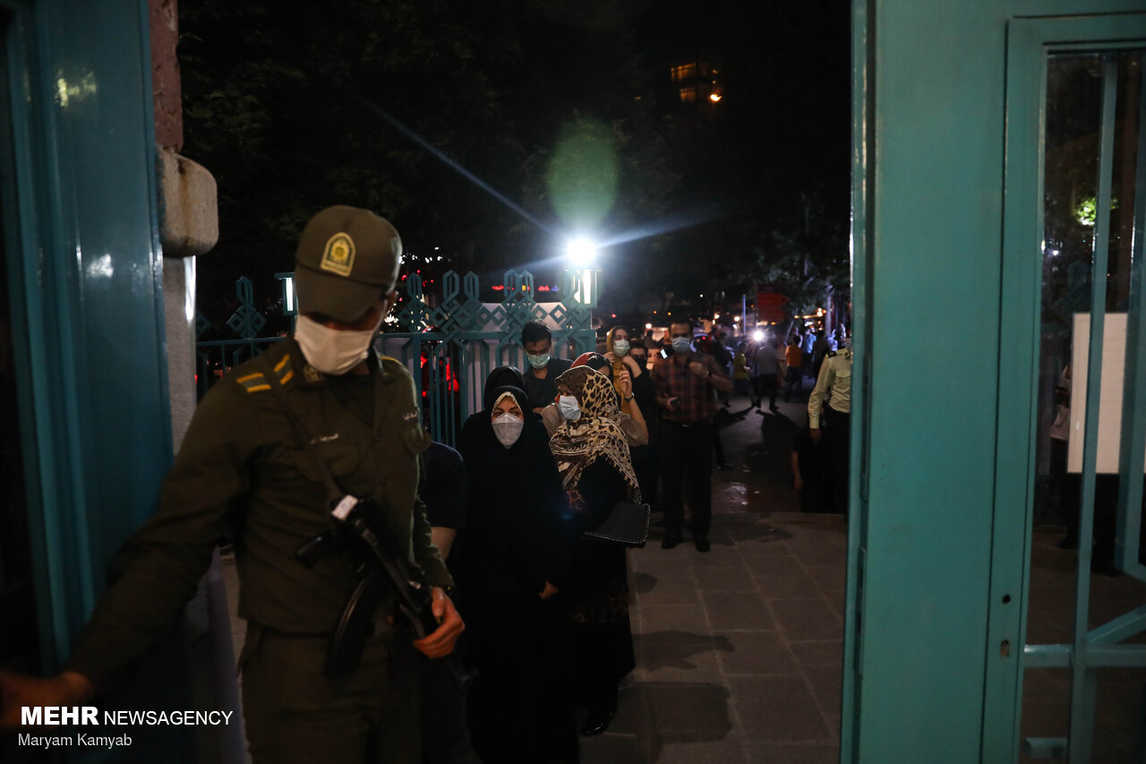 دقایق پایانی رای گیری در حسینیه ارشاد و صف های طویل! + عکس