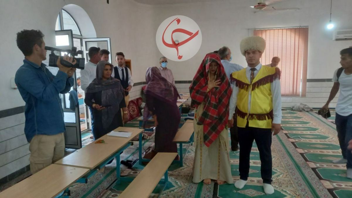 لباس عروس و داماد ترکمنی هنگام رای دادن +عکس