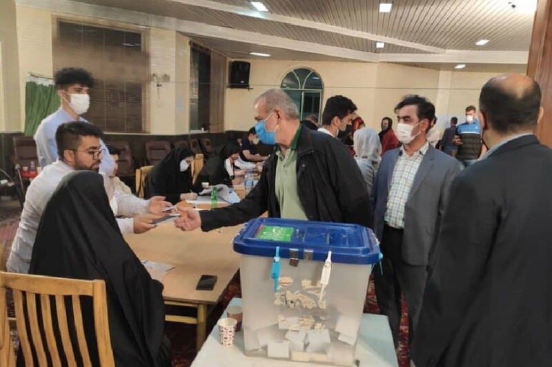 لحظه‌ای که مسعود پزشکیان رای خود را به صندوق انداخت+ عکس