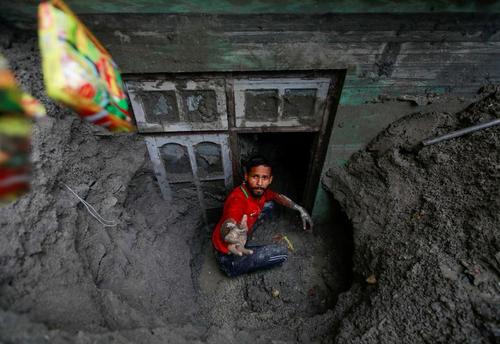 تصویری عجیب از نپال و دفن خانه ها در گل و لایِ سیلاب + عکس