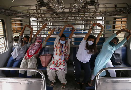 روز جهانی یوگا در شهر بمبئی هند + عکس