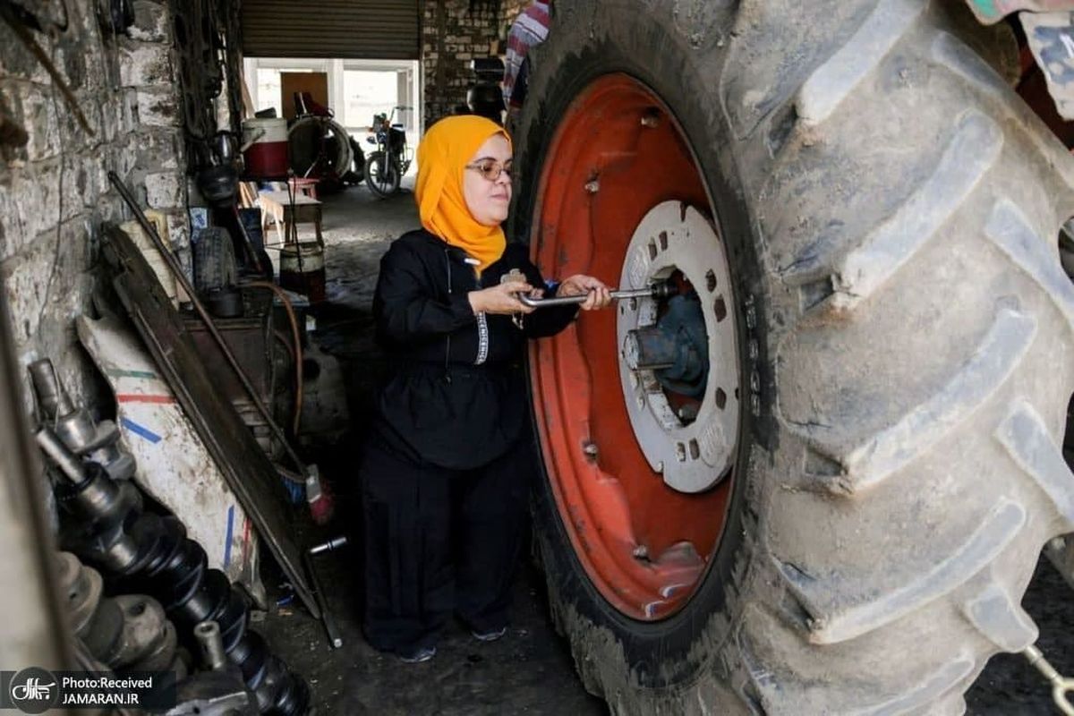 زن 50 ساله و مکانیک در گاراژی در مصر +عکس