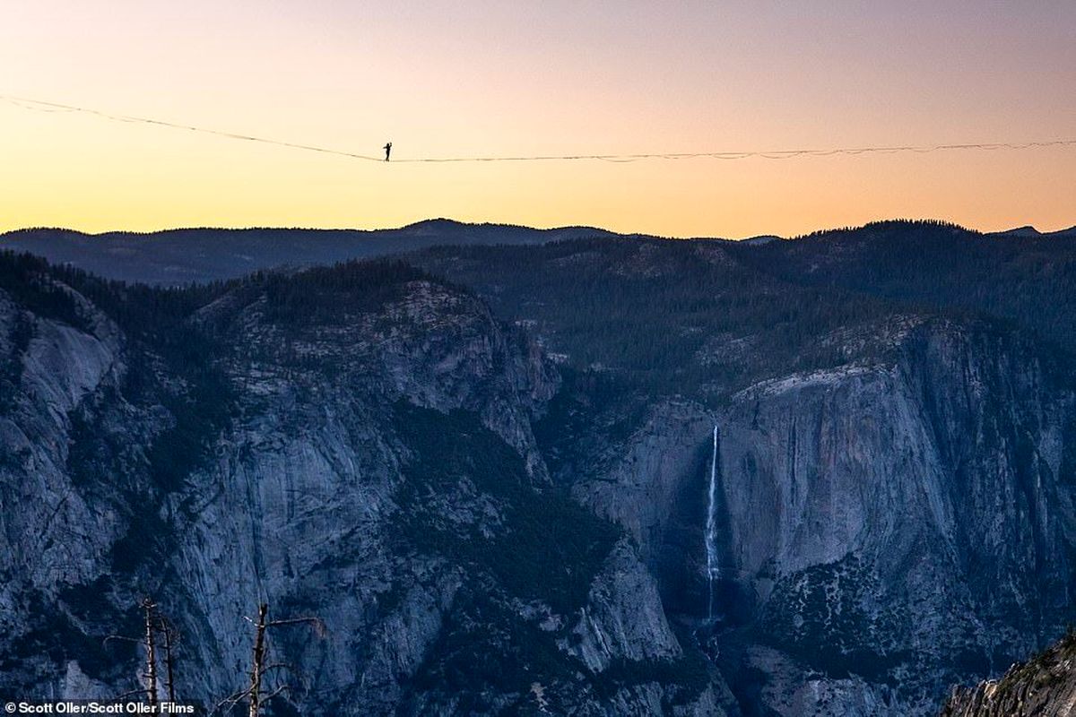 شکستن رکورد راه رفتن روی طناب توسط دو برادر +عکس