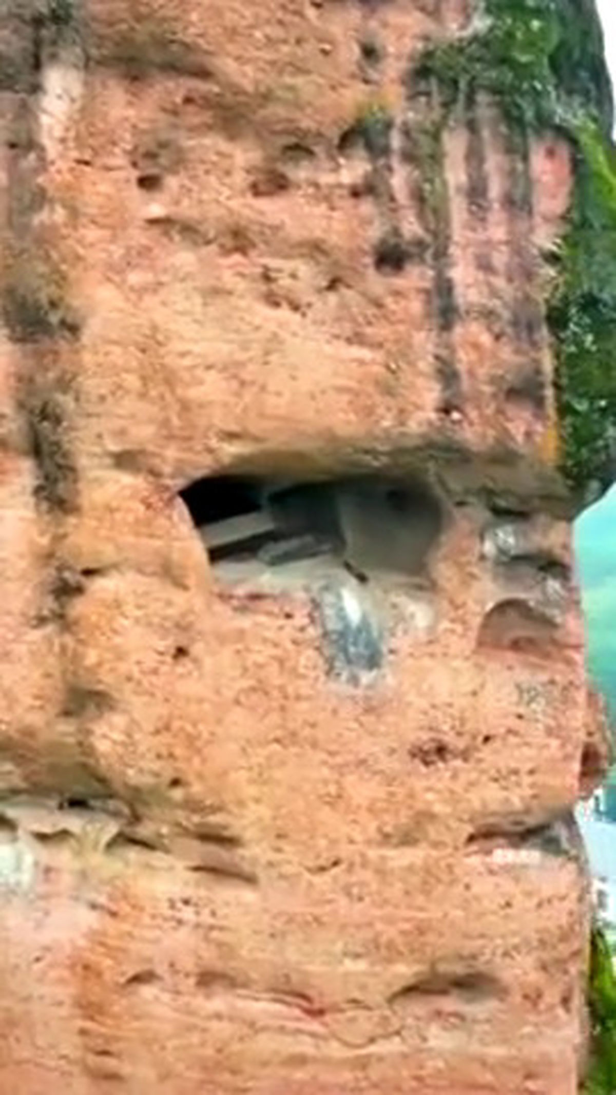 مقبره صخره‌ای عجیب و باستانی در چین +عکس