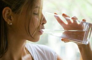 عوارض نوشیدن آب همراه با غذا