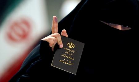 تصویر متفاوت رویترز از انگشت جوهری زن ایرانی در انتخابات + عکس
