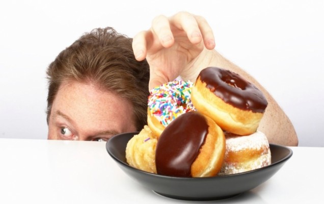 7 ترفند برای مقابله با تمایل به تنقلات شیرین