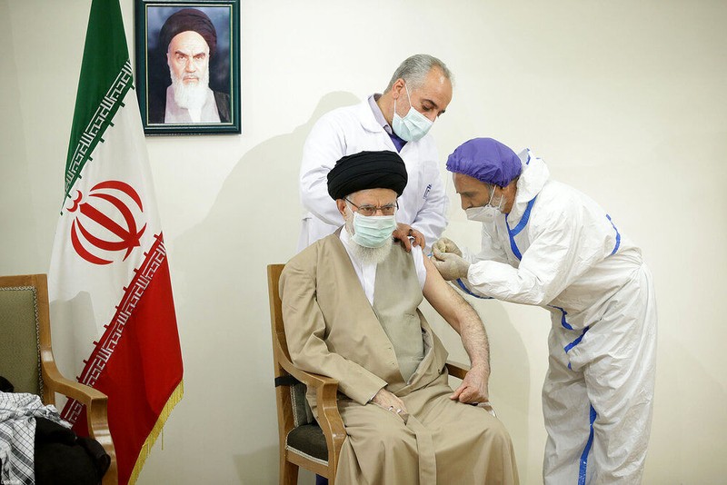 بازتاب تزریق واکسن ایرانی به رهبر انقلاب در رسانه‌های بالکان+ عکس