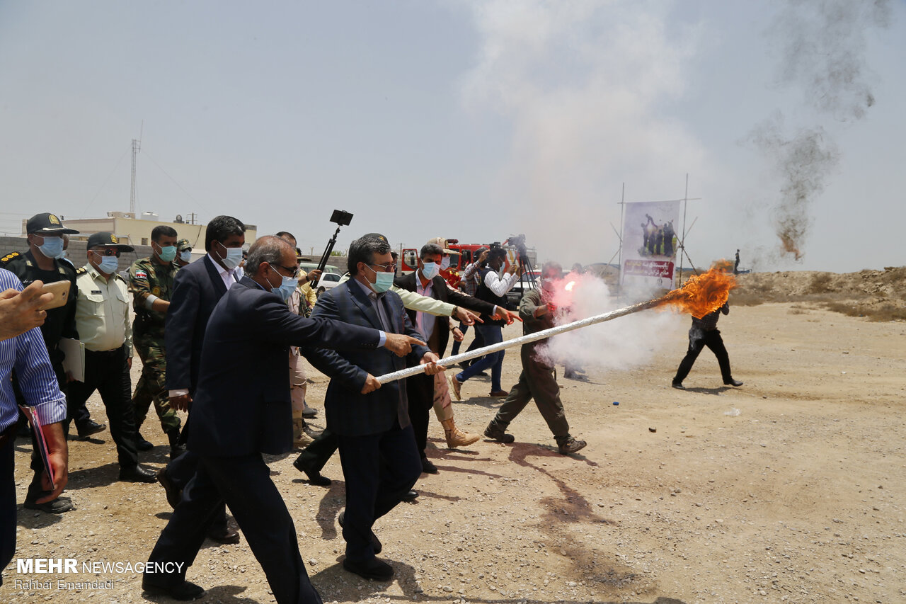  نحوه آتش زدن 16 تن مواد مخدر در هرمزگان + عکس