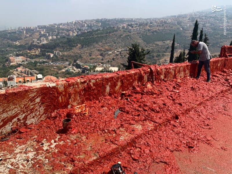 سقوط کامیون حامل رب گوجه فرنگی از پل + عکس